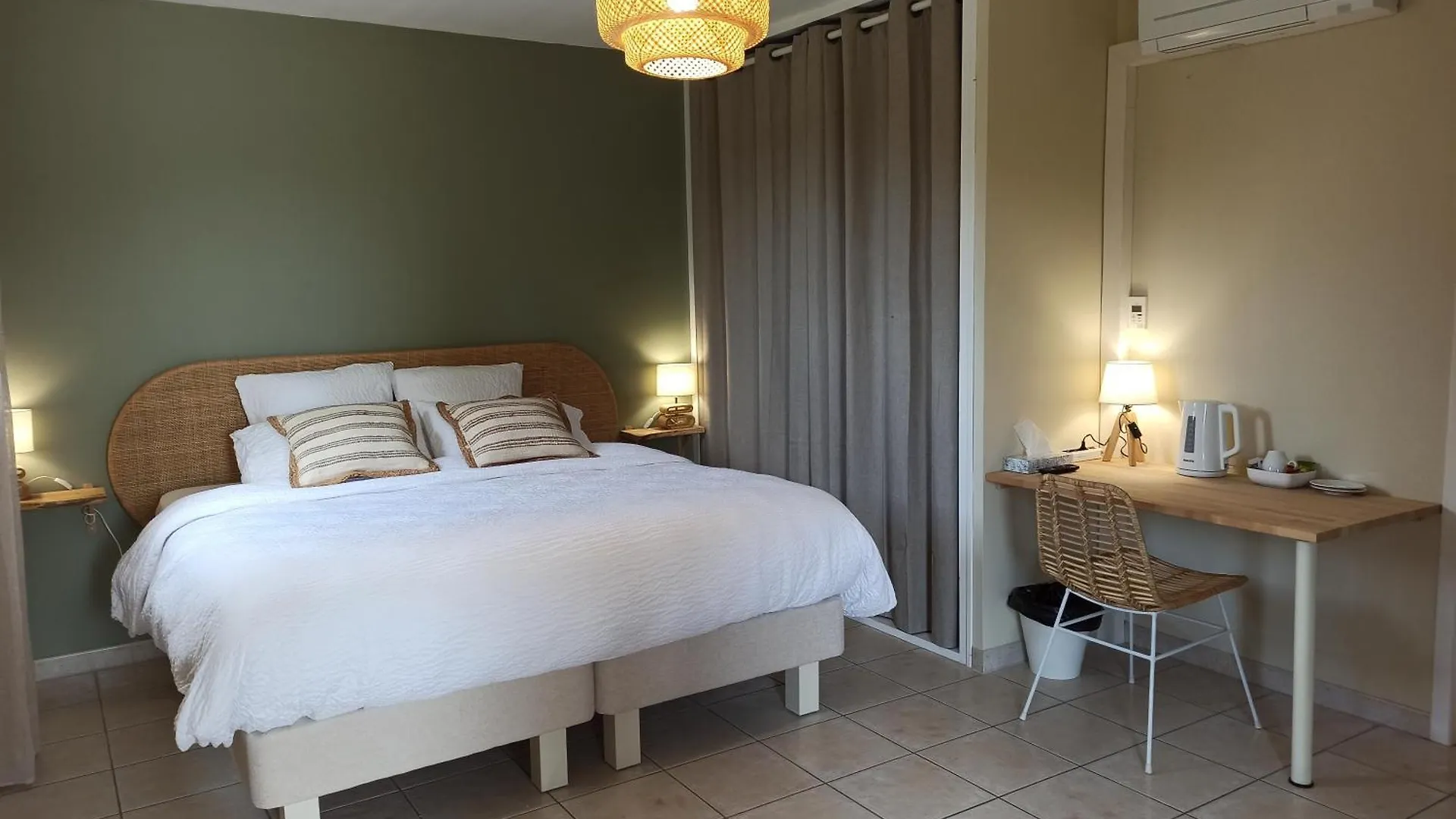 Villa Adhemar La Garde Adhemar 0*,